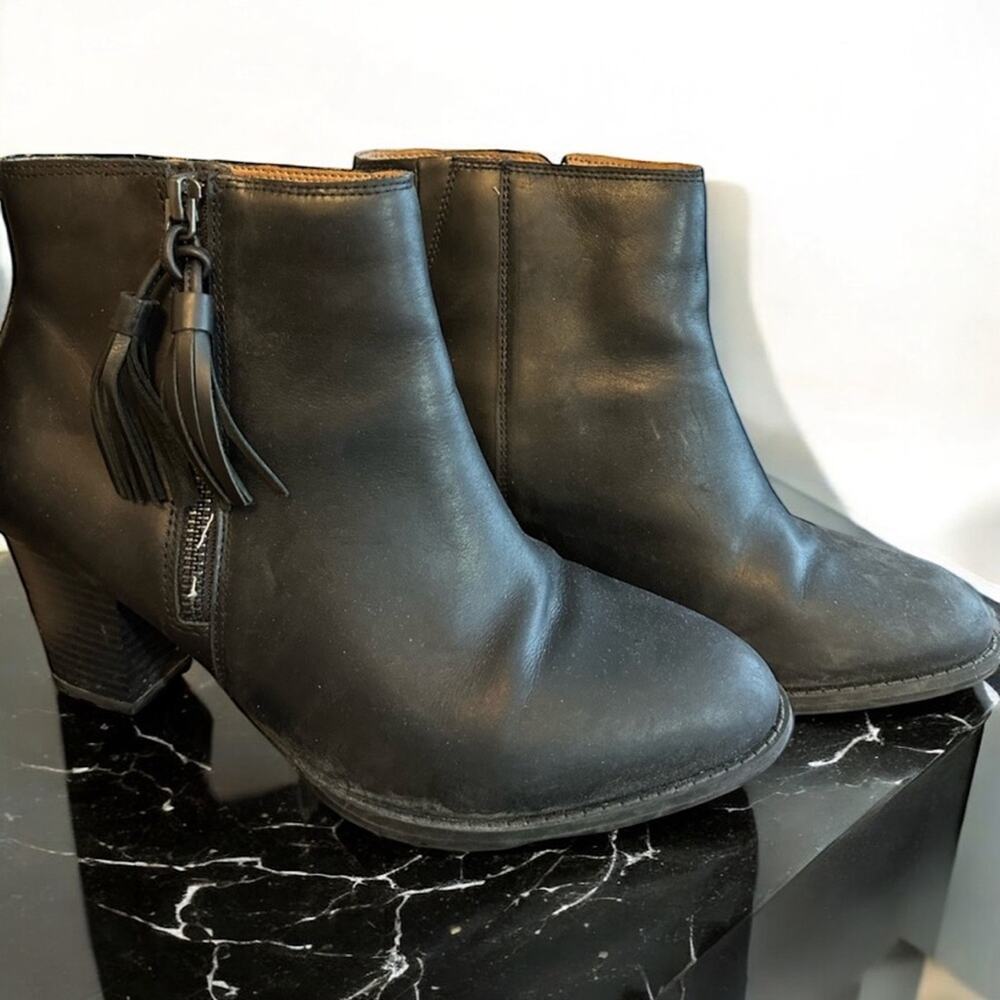 Vionic size 8 1/2 heeled boots women’s, black